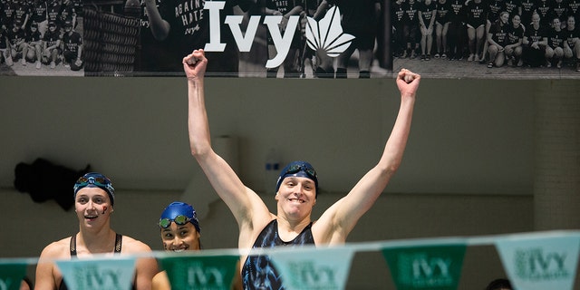 La nadadora de la Universidad de Pensilvania, Leah Thomas, reacciona después de que su equipo gana el relevo de estilo libre de 400 yardas durante el Campeonato de Natación y Buceo Femenino de la Ivy League 2023 en Blodgett Pool el 19 de febrero de 2023, en Cambridge, Massachusetts.