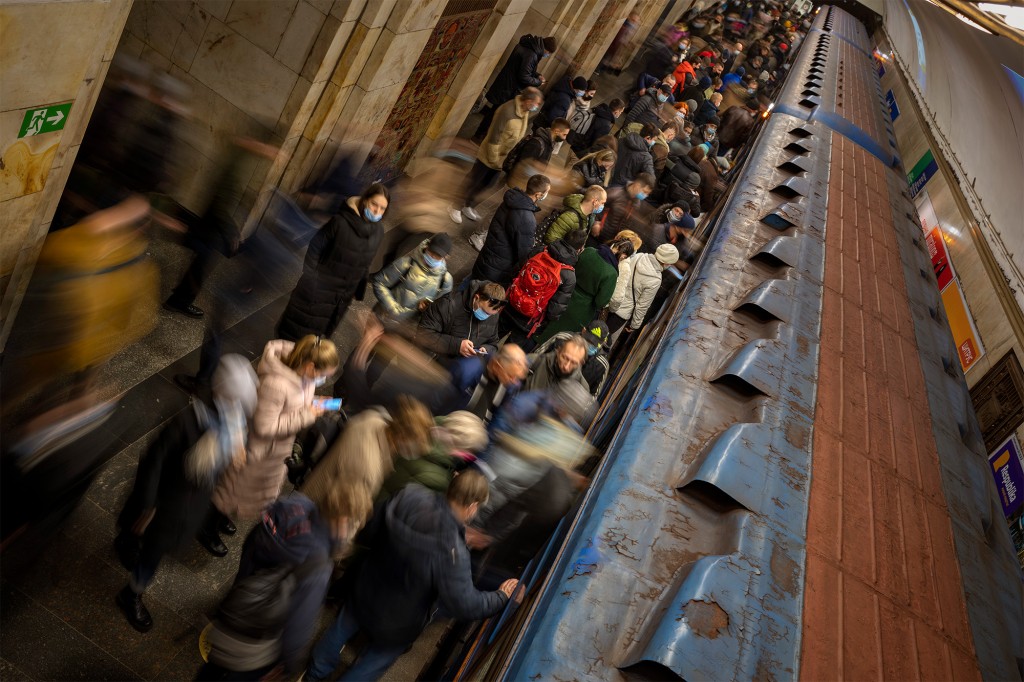 Los pasajeros esperan un tren en la estación de metro de Kiev el 23 de febrero de 2022.