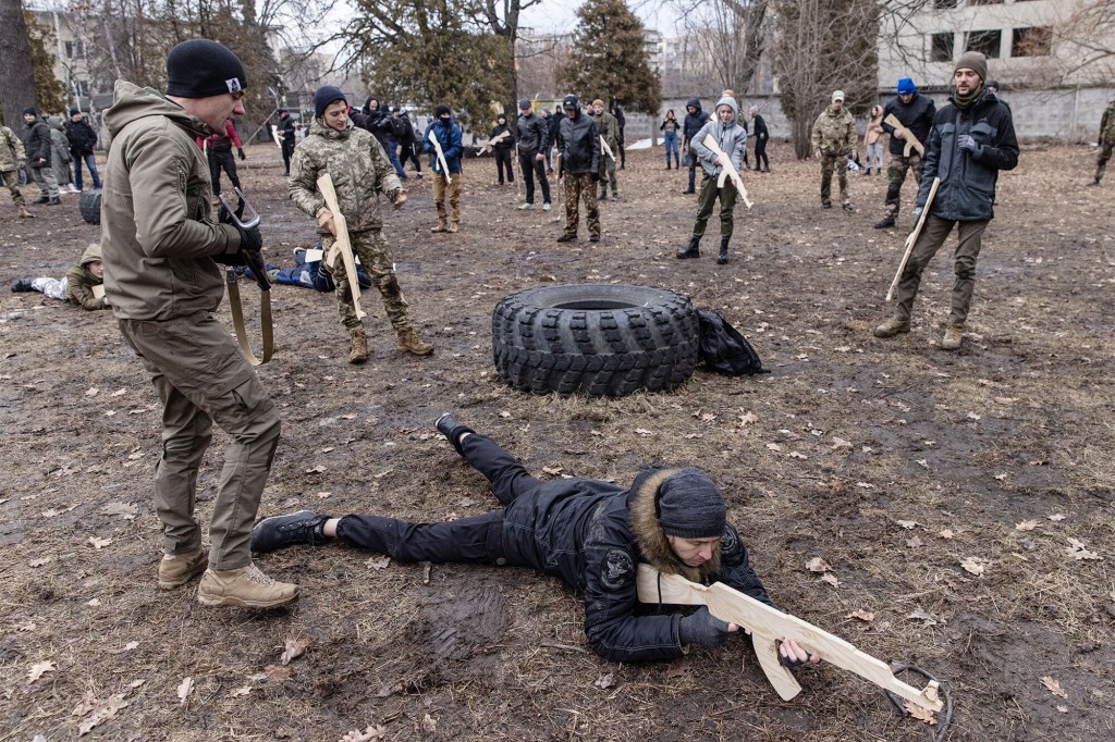 Civiles participan en un curso de entrenamiento militar