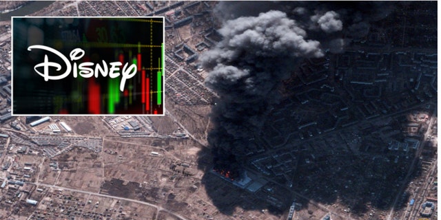 Imagen satelital que muestra un incendio en un almacén y campos destruidos en Chernihiv, Ucrania, 28 de febrero de 2022. Recuadro: logotipo de Disney. 