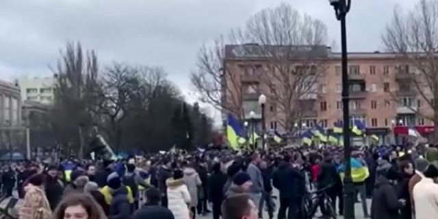 Los ucranianos se manifiestan contra la invasión de Rusia y gritan "¡Kherson es Ucrania!"