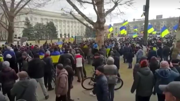 La protesta de Kherson contra los ocupantes rusos lleva a cientos a las calles: informes