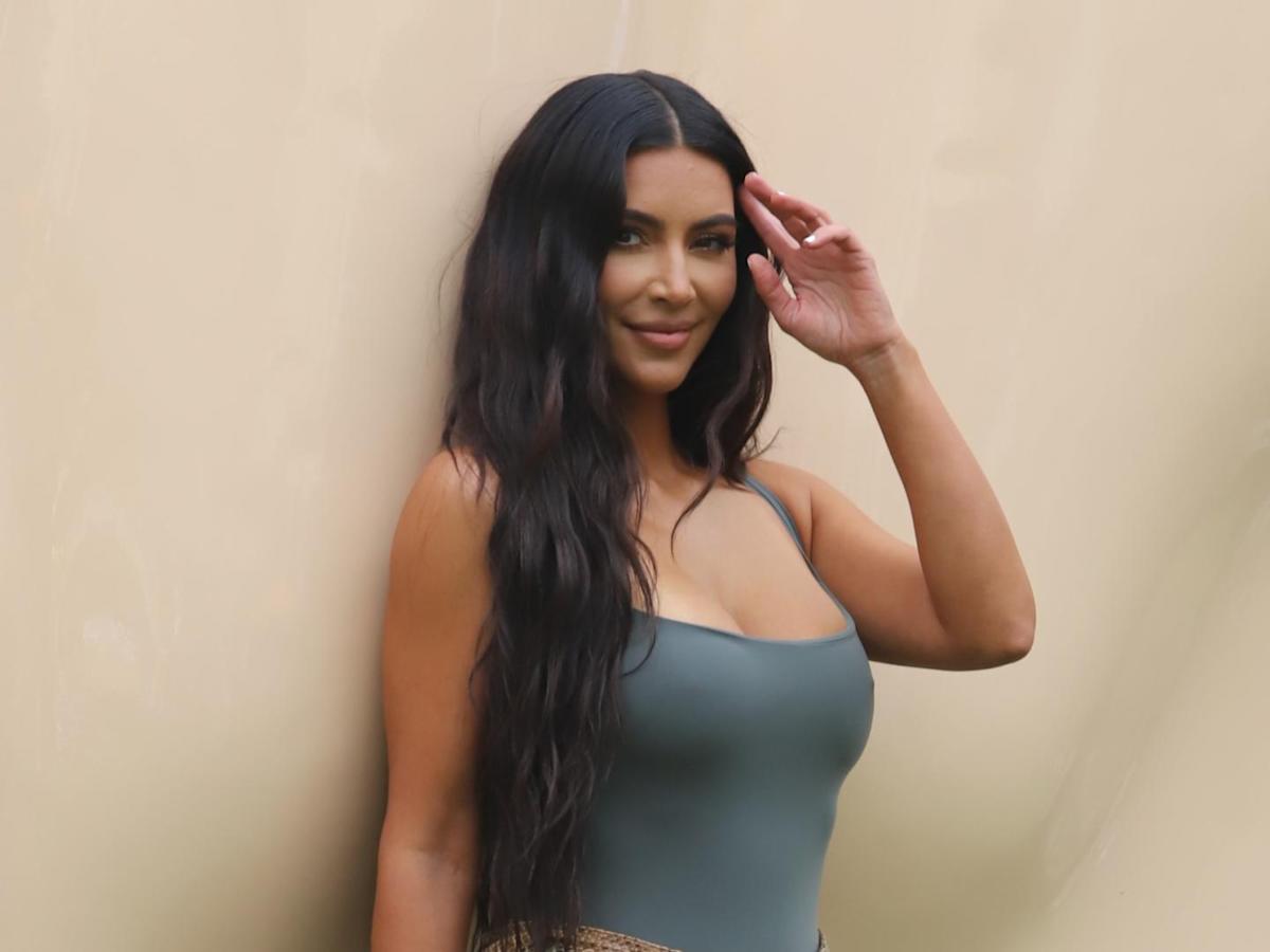 Kim Kardashian se pasea por el lado salvaje en bikini acampanado y tomas de moto