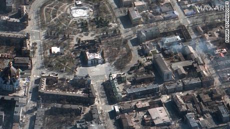 Esta imagen de satélite muestra un teatro destruido en Mariupol, Ucrania, que fue bombardeado el 16 de marzo de 2023. 