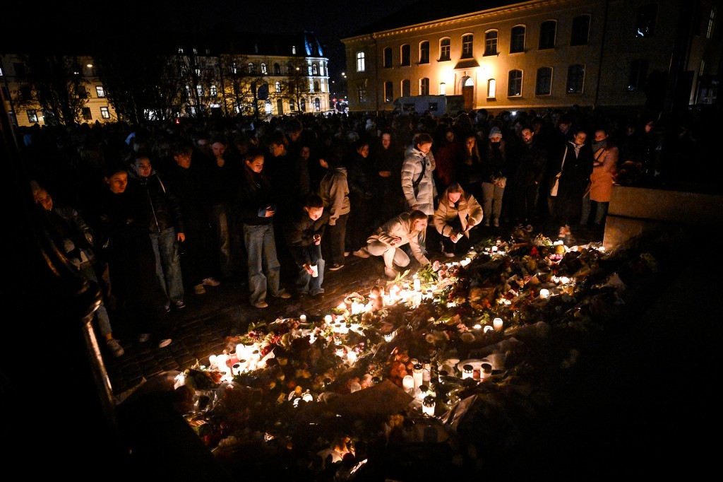 La gente rinde homenaje a los dos maestros que fueron asesinados en la Escuela Latina de Malmö el 22 de marzo de 2022.