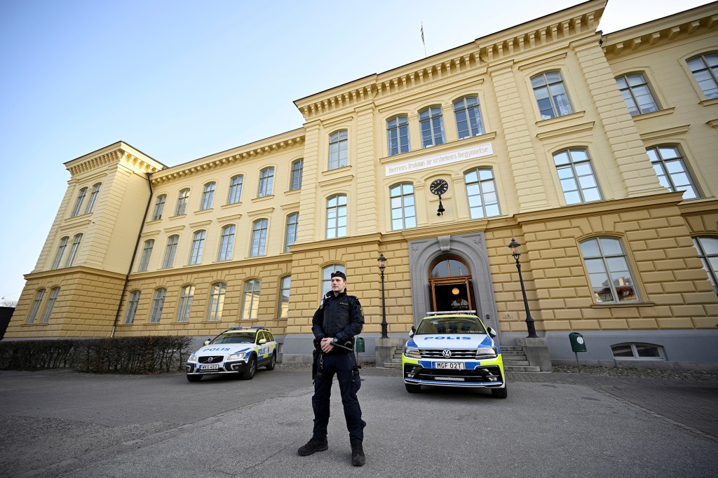 Un policía frente a la Escuela Latina de Malmö en Malmö, Suecia, el martes 22 de marzo de 2022.