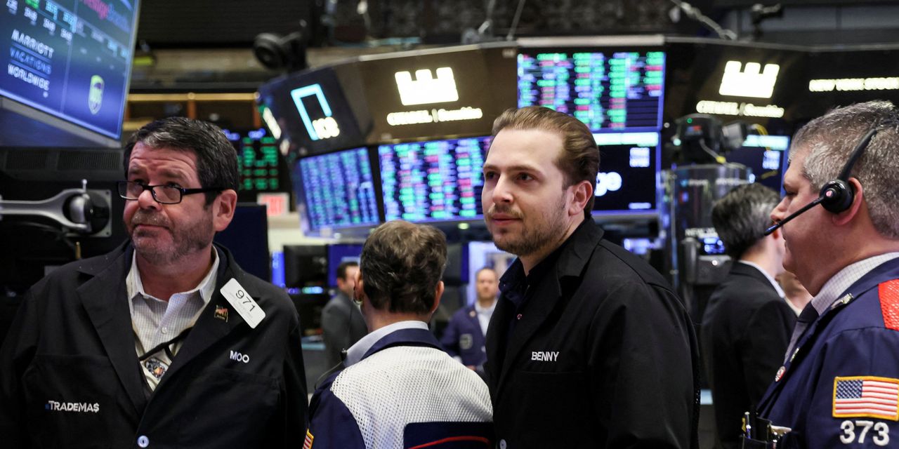 Dow Jones cae más de 400 puntos, los precios del petróleo suben