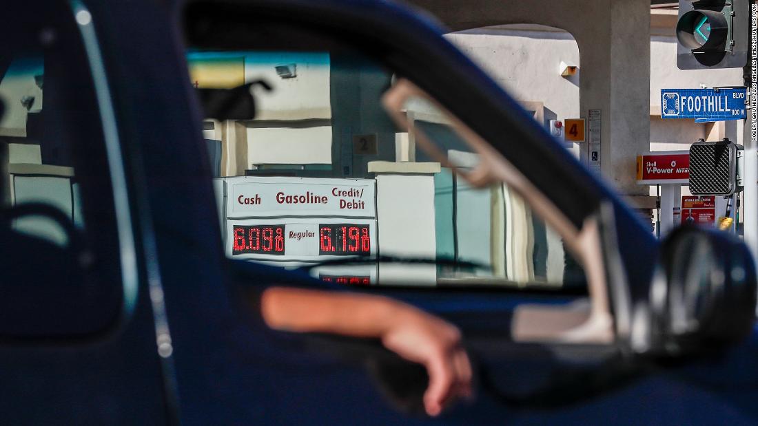 He aquí por qué la gasolina está subiendo a $6 por galón en California incluso cuando los precios bajan en otros lugares