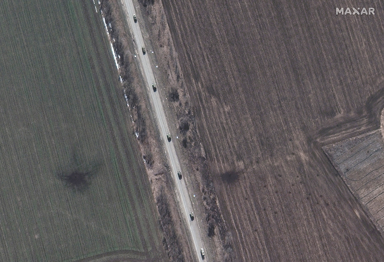 Un convoy de artillería autopropulsada rusa avanza hacia el sur, hacia Izyum.