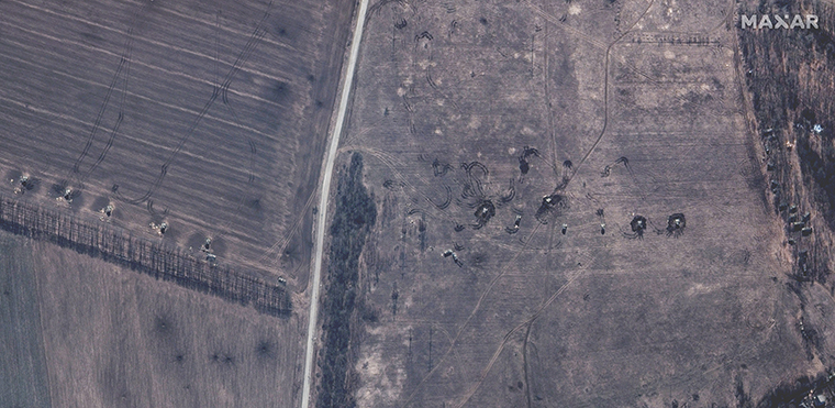 Artillería autopropulsada rusa en un campo, sus torretas girando hacia el centro de Izyum.