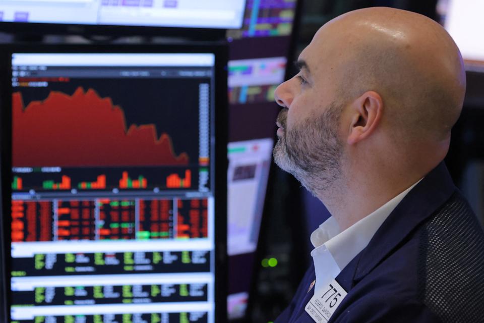 Un comerciante trabaja en el piso de operaciones de la Bolsa de Valores de Nueva York (NYSE) en Manhattan, Ciudad de Nueva York, EE. UU., 7 de marzo de 2022. REUTERS/Andrew Kelly