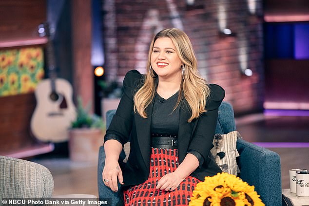 Anfitrión: Kelly ha presentado su propio programa de entrevistas The Kelly Clarkson Show desde 2019 y se transmite a principios de este año durante el programa de la tercera temporada.