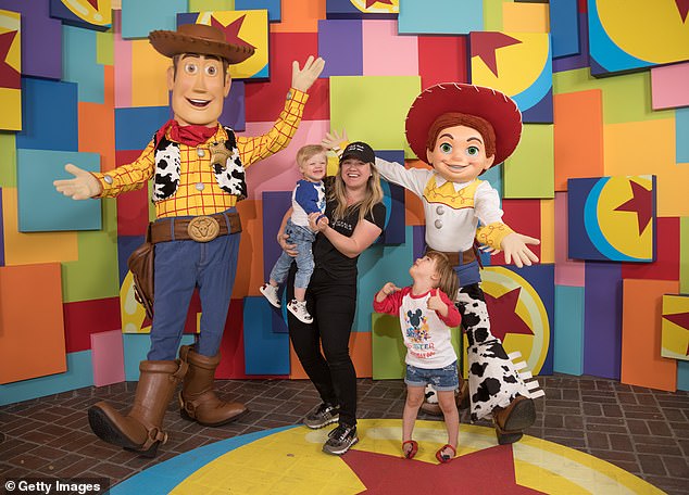 Diversión familiar: la heroína de American Idol aparece con sus hijos Remington y River en abril de 2018 en Disneyland en Anaheim, California.