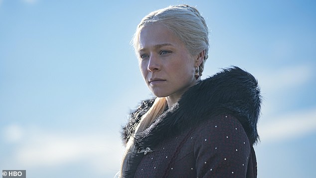 Actualización: el director de contenido de HBO, Casey Bloys, ofreció recientemente algunas actualizaciones nuevas sobre el spin-off de Game Of Thrones en una entrevista con TV Line, aludiendo a la posibilidad de más spin-offs en proceso;  Emma Darcy interpretará a la princesa Rhinera Targaryen