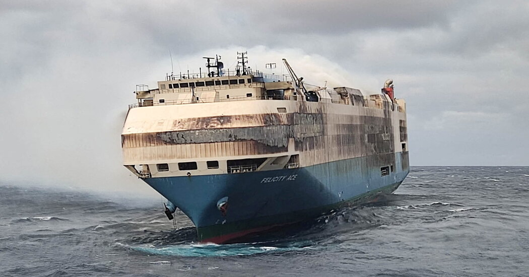 Después de arder durante días, un barco que transportaba miles de autos de lujo se hundió
