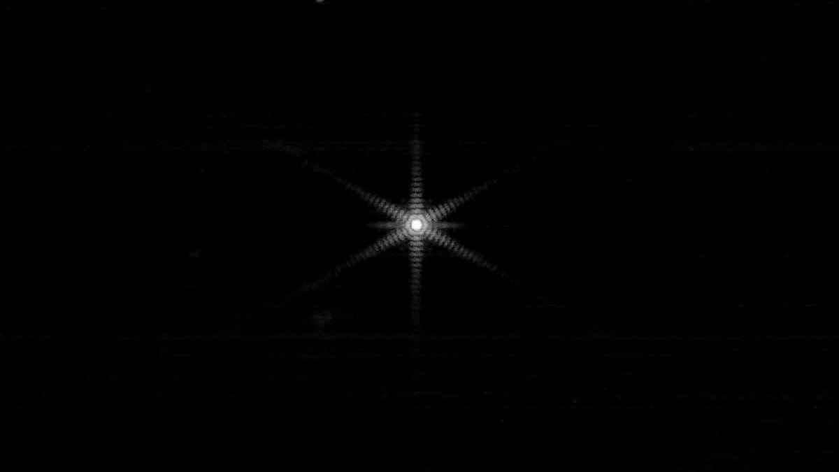 El telescopio Webb resalta la estrella mientras completa la fase de alineación de 'apilamiento de imágenes'