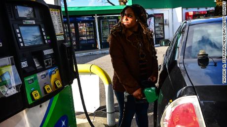Los precios de la gasolina están bajando - un poco