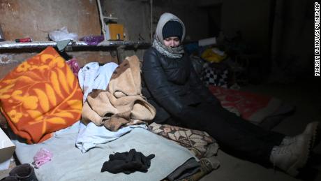Un residente se sienta en el sótano de una casa en Mariupol, Ucrania, el 18 de marzo de 2023.
