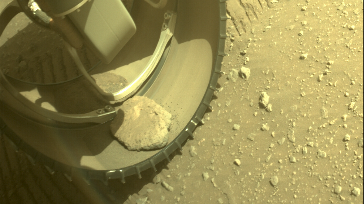 Parece que la roca de Marte está atascada en la rueda del rover perseverance