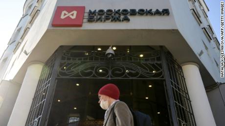 El mercado de valores ruso reabre después de un mes de cierre