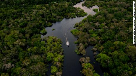 Una vista aérea de un bote a toda velocidad en el río Gurora en el municipio de Karuari, en el corazón de la selva amazónica brasileña, el 15 de marzo de 2020. 