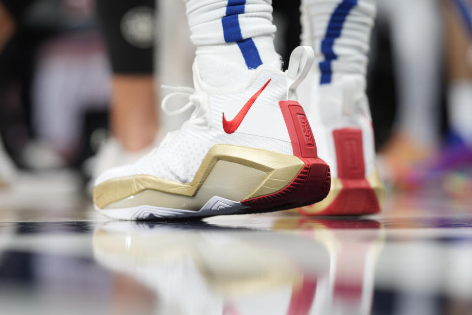 Zapatos de baloncesto Nike usados ​​por el escolta de Los Angeles Clippers, Eric Bledsoe (12), durante la segunda mitad de un partido de baloncesto de la NBA el miércoles, 19 de enero de 2023, en Denver.  Los Nuggets ganaron 130-128 en tiempo extra.  (Foto AP/David Zalubowski)