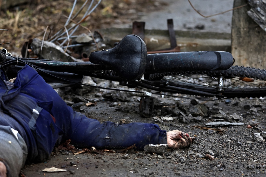 Insulto o disgusto: el cadáver de una mujer, según un residente asesinado por soldados del ejército ruso, es arrojado a la calle, en medio de la invasión rusa de Ucrania, en Bucha, en la región de Kiev, Ucrania, el 2 de abril de 2022. 
