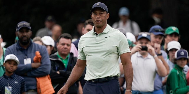 Tiger Woods deja caer pelotas de golf en el campo de prácticas durante una ronda de práctica para el Torneo de Golf Masters el martes 5 de abril de 2023 en Augusta, Georgia.