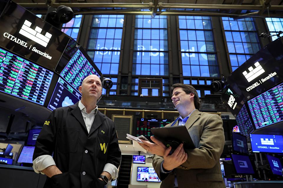 Los comerciantes trabajan en el piso de la Bolsa de valores de Nueva York (NYSE) en la ciudad de Nueva York, EE. UU., 4 de abril de 2023. REUTERS/Brendan McDermid