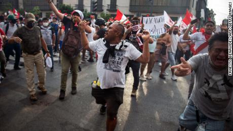 Los manifestantes protestan contra el gobierno del presidente peruano Pedro Castillo en Lima el martes. 