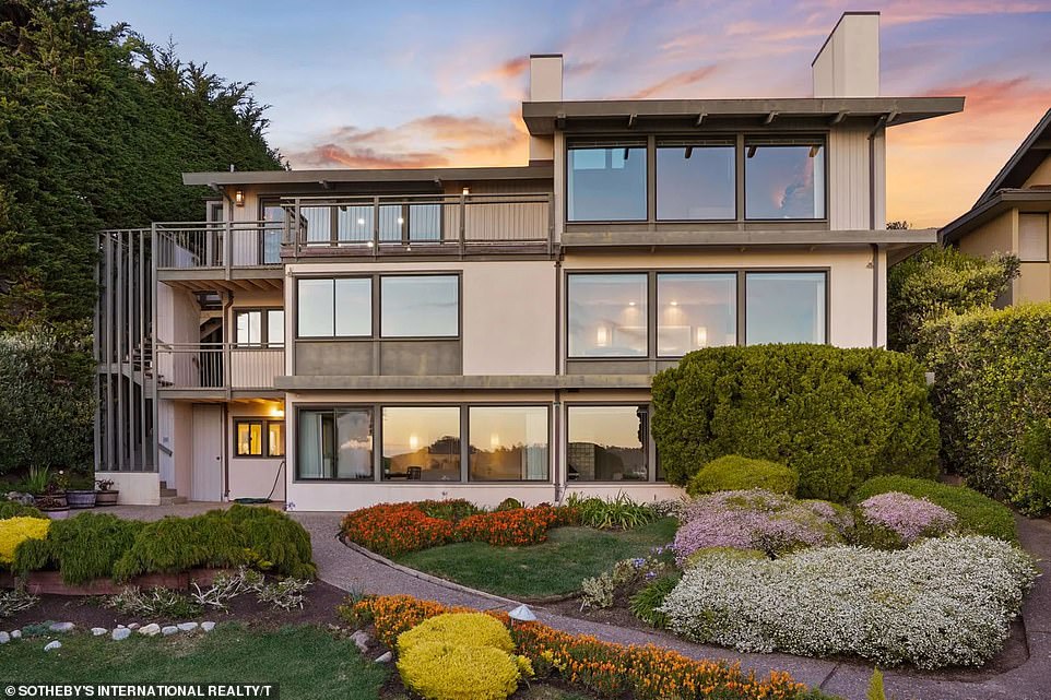 Wow: Se dice que la propiedad perfecta de Betty White frente al mar en la pintoresca Carmel-by-the-Sea, California, encontró un comprador por su precio inicial de $ 8 millones.