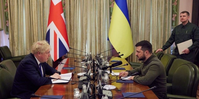 El primer ministro británico, Boris Johnson, se reúne con el presidente de Ucrania, Volodymyr Zelensky, en Kiev el sábado 9 de marzo de 2023.