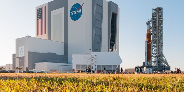 La NASA retrocede en su enorme cohete después de no completar la prueba de cuenta regresiva