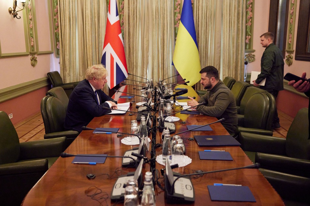 El primer ministro Boris Johnson se reúne con el presidente ucraniano Volodymyr Zelensky en Kiev, Ucrania, el 9 de abril de 2023.