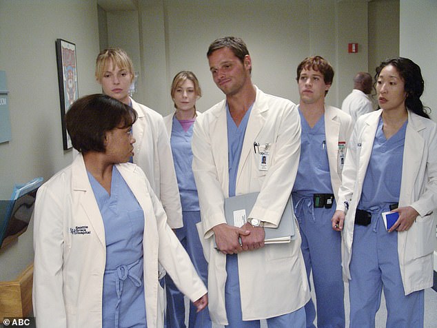 Izzie: Heigl interpretó a la Dra. Izzie Stevens en las primeras seis temporadas de Grey's Anatomy, lo que la convirtió en un nombre familiar e impulsó su carrera cinematográfica.