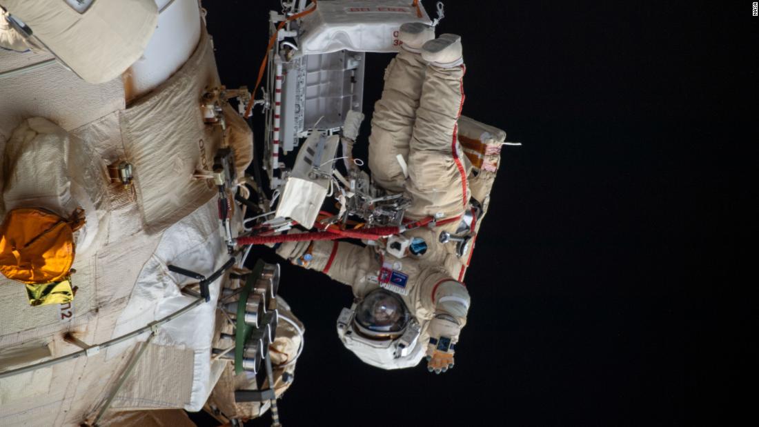 Cosmonautas rusos "doblarán" el brazo robótico de la estación espacial