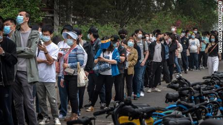 Las personas hacen fila para las pruebas de Covid en un sitio de prueba temporal en el distrito Chaoyang de Beijing el lunes.