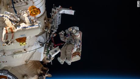 Los cosmonautas rusos Denis Matveyev y Oleg Artemyev trabajaron fuera de la parte rusa de la estación durante seis horas y 37 minutos el 18 de abril.  Aparece Artemyev, reconocible por sus rayas rojas en un traje espacial.