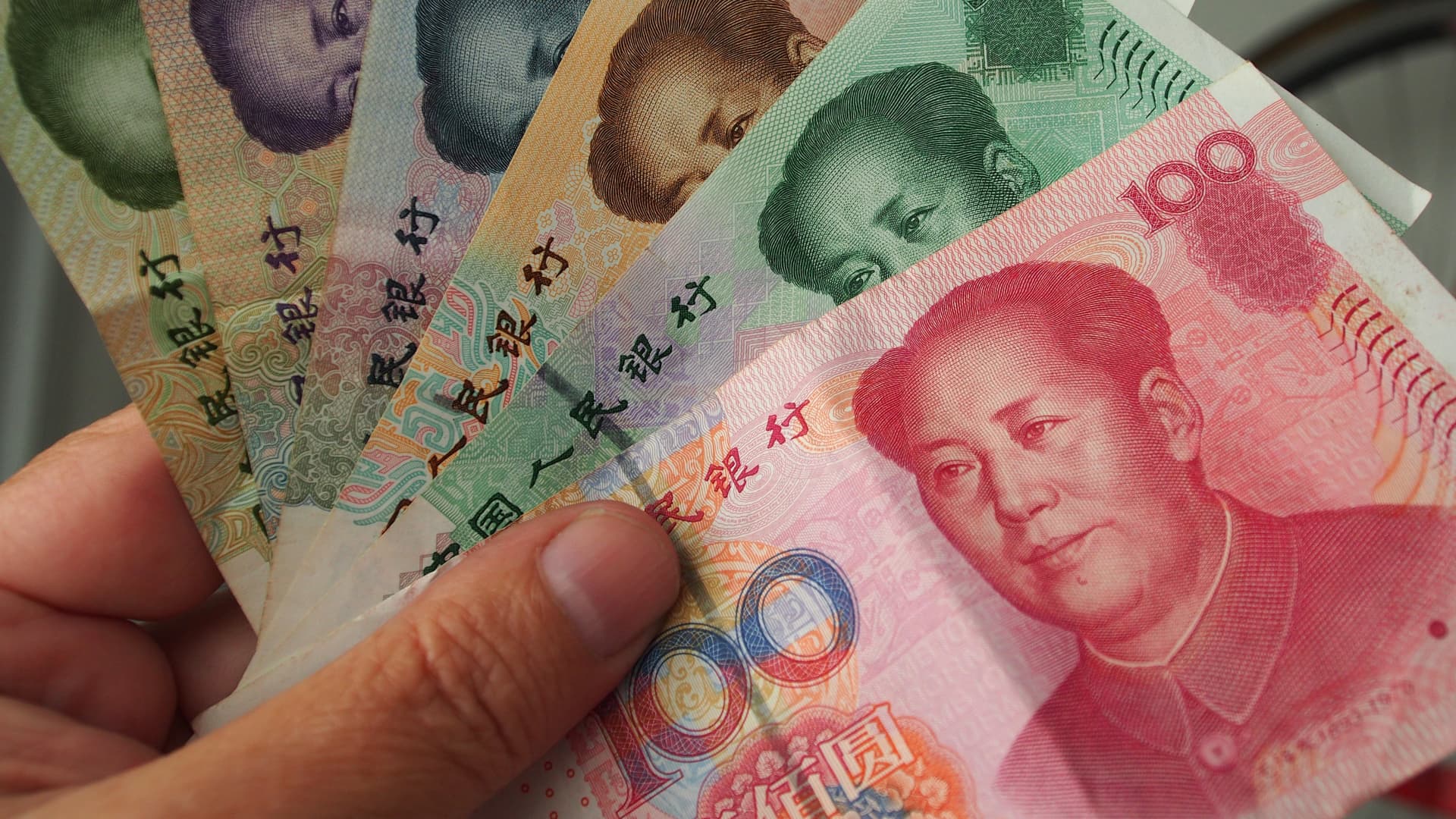 El banco central está tratando de frenar el debilitamiento del yuan frente al dólar estadounidense.
