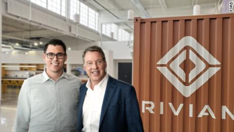 CEO y fundador de Rivian RJ Scaringe, CEO de Ford Bill Ford en 2019 cuando anunciaron la inversión de Ford de $500 millones en el innovador fabricante de camiones eléctricos.