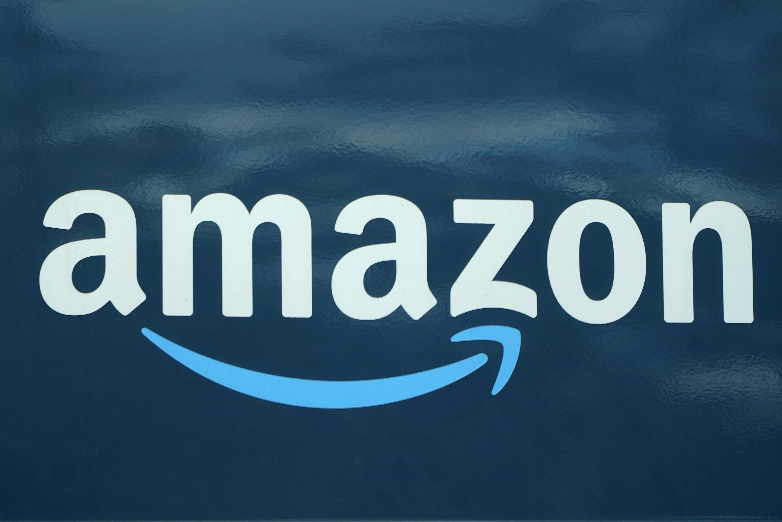 Juez dictamina que Amazon debe devolver a trabajador de almacén despedido