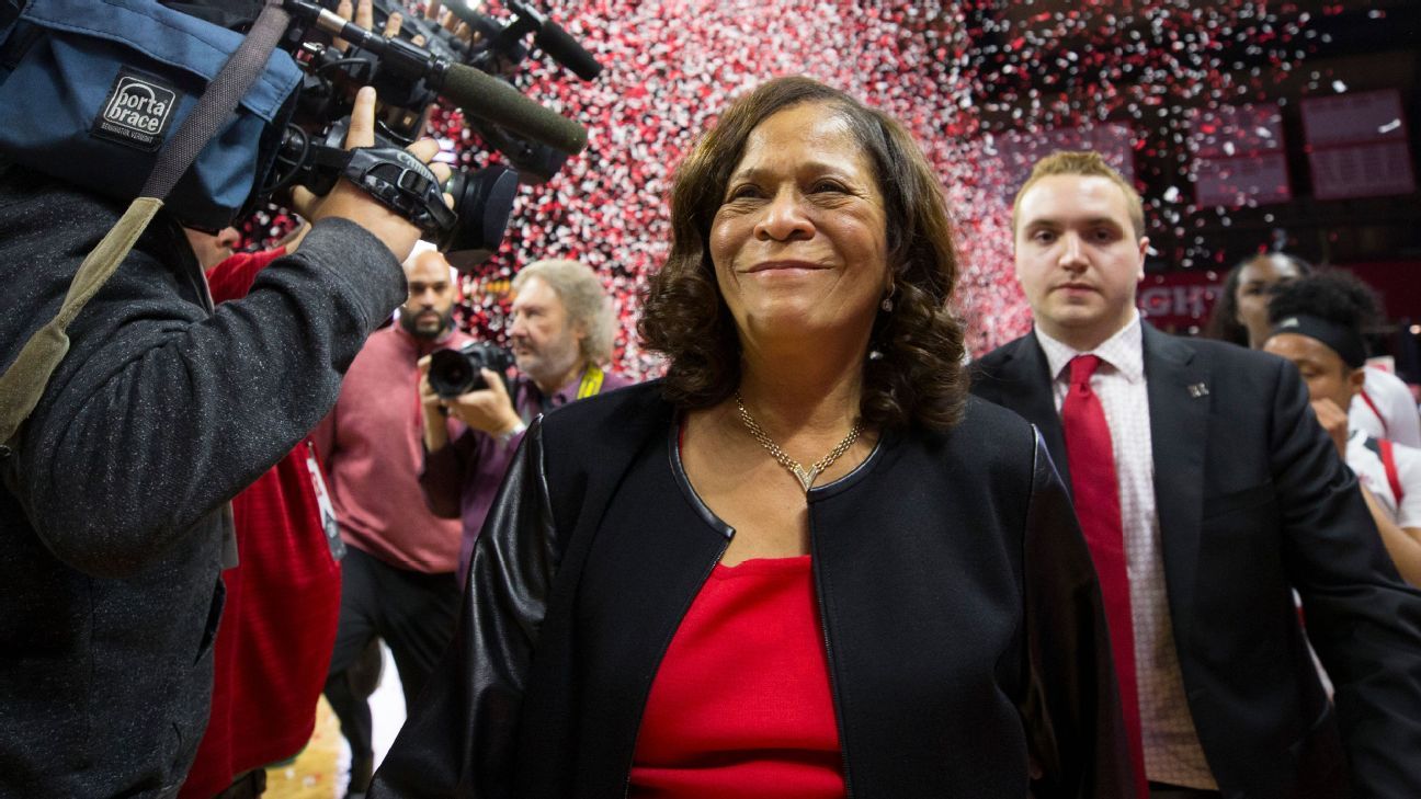 La entrenadora de baloncesto femenino del Salón de la Fama de Rutgers, C-Vivien Stringer, anuncia su retiro después de 50 temporadas