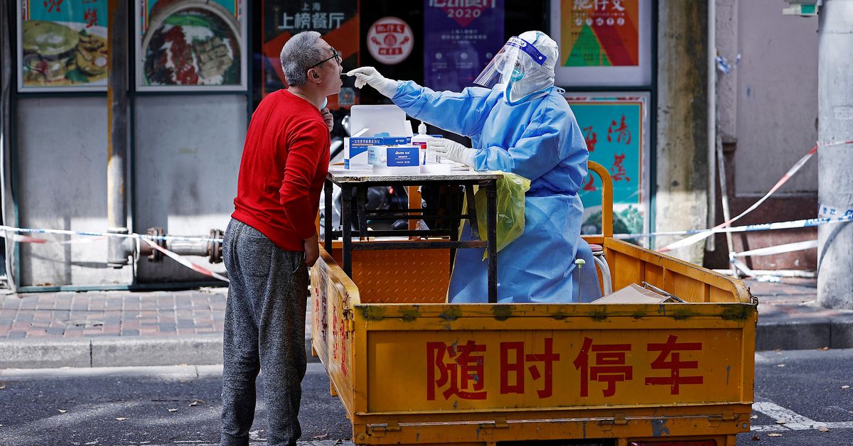 La ira aumenta entre los residentes de Shanghai encerrados a medida que la ciudad informa más muertes por COVID