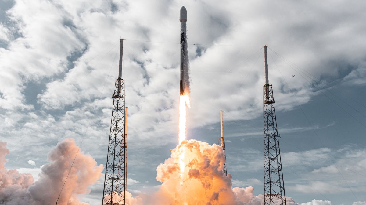 Puedes ver a SpaceX lanzar un cohete desde 40 satélites de vuelos espaciales hoy