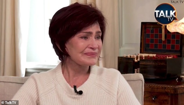 ESTRELLA: La personalidad de televisión Sharon, de 69 años, rompió a llorar el jueves después de confirmar que regresaba a los Estados Unidos para ayudar a su esposo.