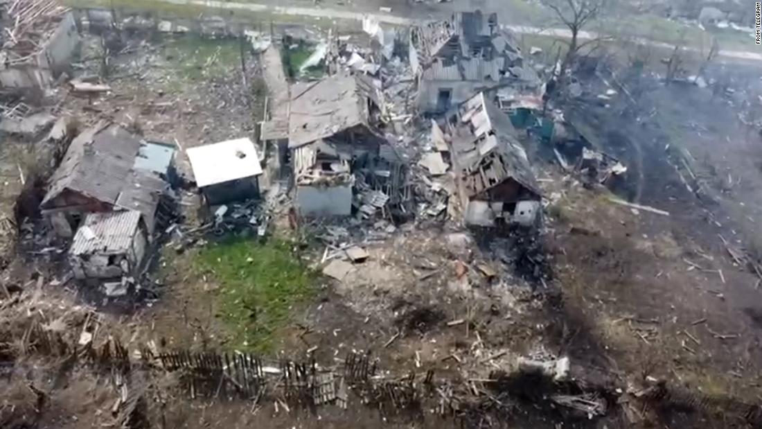 Imágenes de drones muestran cómo los rusos destruyeron una ciudad ucraniana en una batalla campal