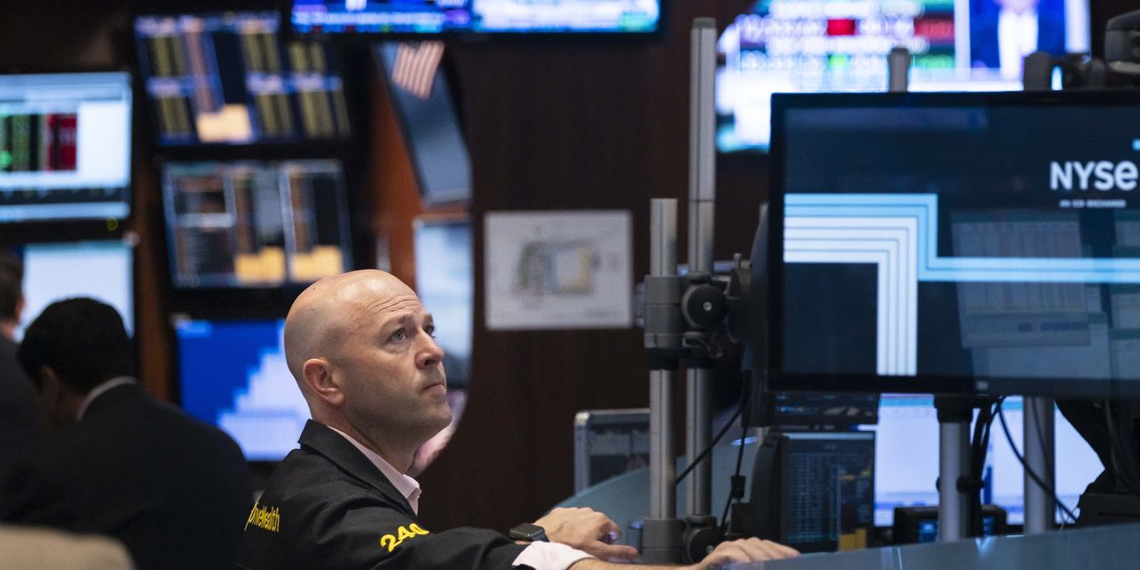 Dow Jones cae más de 1,000 puntos mientras los inversores reevalúan los comentarios de la Fed
