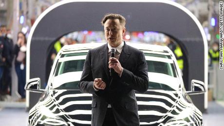 El CEO de Tesla, Elon Musk, habla durante la inauguración oficial de la nueva planta de fabricación de vehículos eléctricos de Tesla el 22 de marzo de 2022 cerca de Gruenheide, Alemania. 