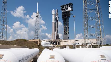 El cohete Atlas V de United Launch Alliance con la nave espacial Boeing CST-100 Starliner a bordo se ve después de su salida de la instalación de integración vertical a la plataforma de lanzamiento en el Space Launch Complex 41 antes de la misión Orbital Flight Test 2 (OFT-2), el miércoles , 18 de mayo de 2022 en la estación de lanzamiento Fuerza Espacial de Cabo Cañaveral en Florida. 
