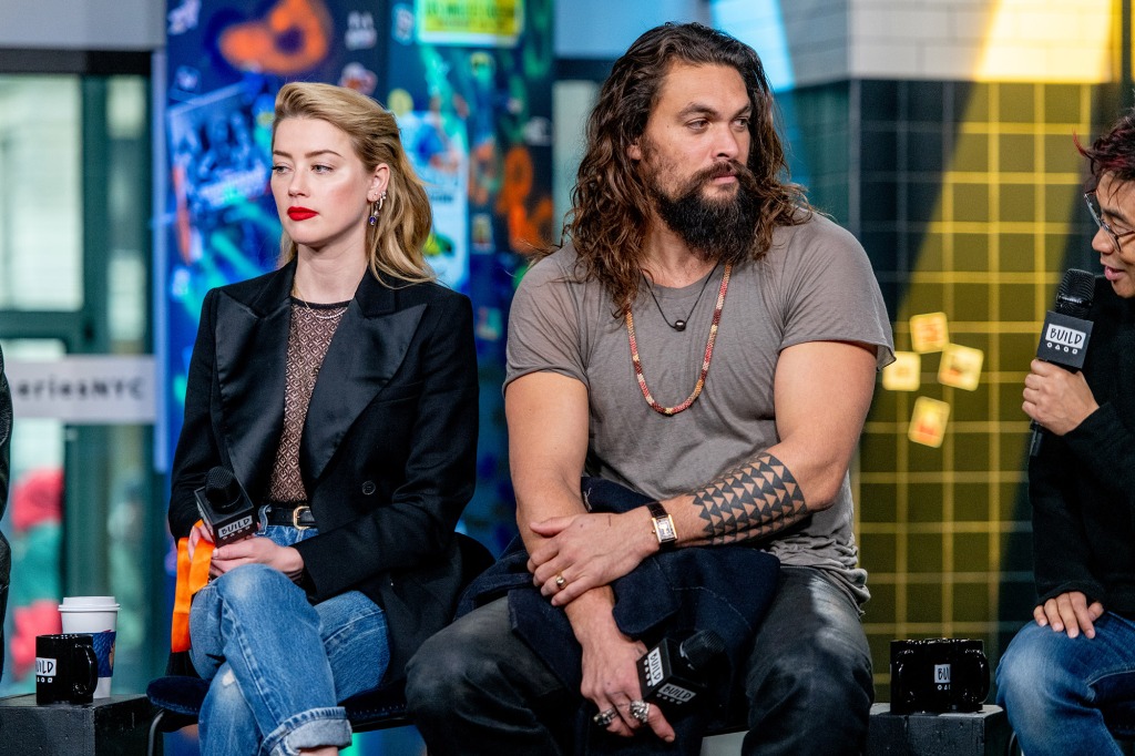NUEVA YORK, NY - 3 de diciembre: Amber Heard y Jason Momoa discuten "aquamán" Con Build Series en Build Studio el 3 de diciembre de 2018 en la ciudad de Nueva York.  (Foto de Roy Rochlin/Getty Images)